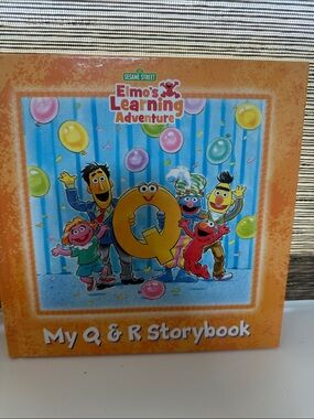 Sesame Street Elmo & Friends Q & R Storybook - Orange, Blue, Yellow